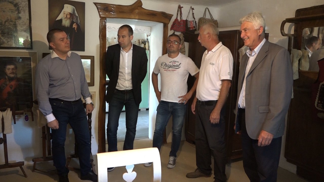 Министар Недимовић посетио произвођаче ракије у Велебиту