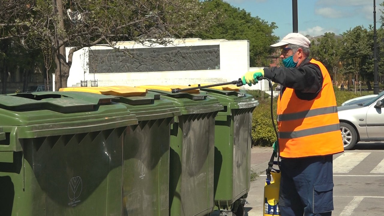 ЈКП „Чистоћа и зеленило“ редовно дезинфикује канте за отпад