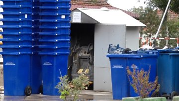 Наставља се подела плавих канти, на реду приградске месне заједнице