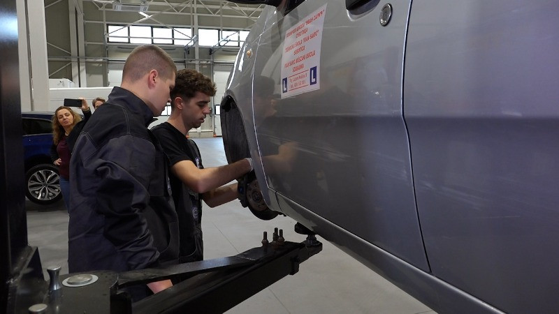 Такмичење аутомеханичара окупило учеснике из пет земаља