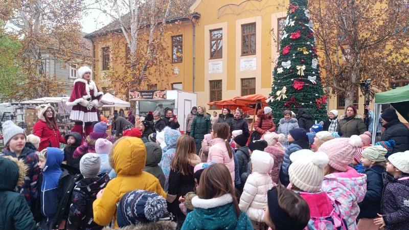 Најмлађи дочекали Деда Мраза на Новогодишњем базару