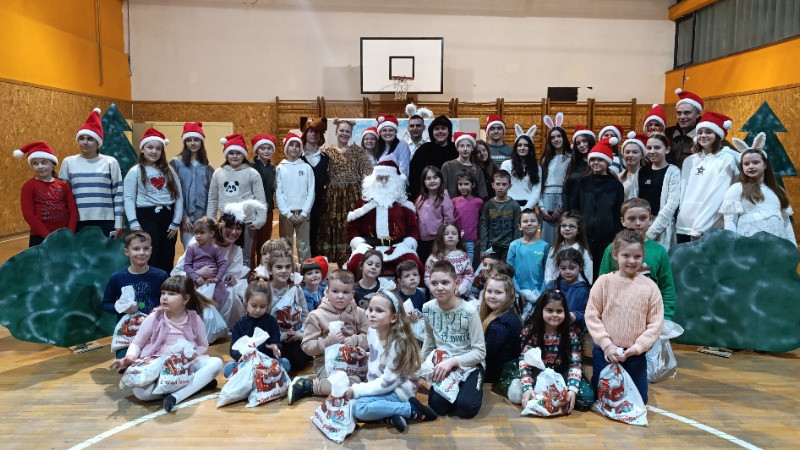 КУД „Бећарац” испратио 2025. годину представом и поделом пакетића