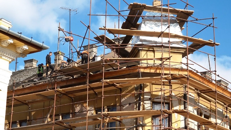 У току је реконструкција крова на згради у Аге Мамужића 13