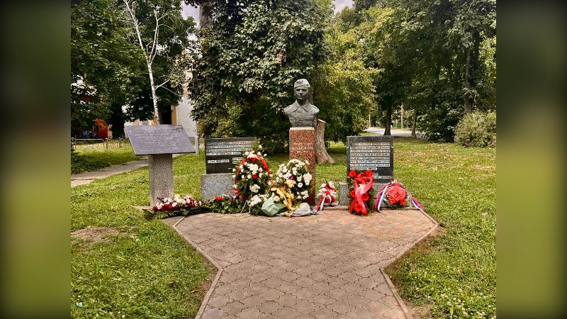 ПОЛАГАЊЕМ ВЕНАЦА ОДАТА ПОШТА НАРОДНИМ ХЕРОЈИМА