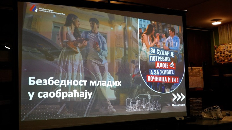 У оквиру кампање „Безбедност младих у саобраћају“ одржана трибина у Средњој економској школи