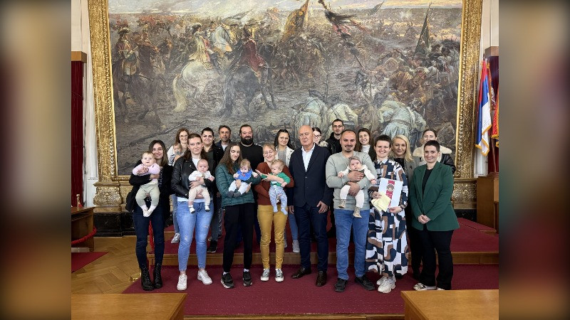 Уручена решења уговора за родитељски додатак за прворођено дете и финансијску подршку незапосленим породиљама