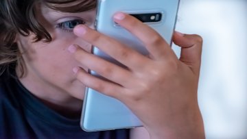 Стручњаци поручују: мобилни телефон није играчка и није за децу