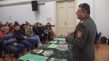 Промоција добровољног служења војног рока одржана у Техничкој школи „Иван Сарић”