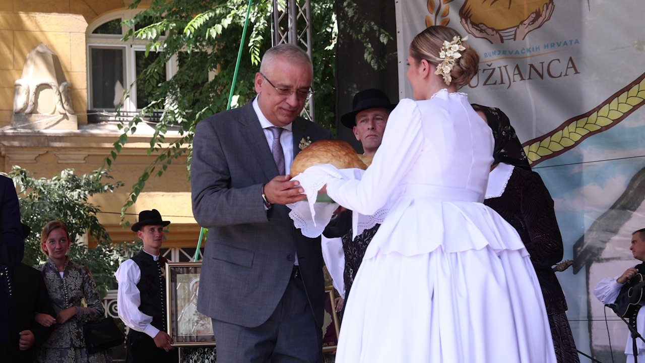 На прослави Дужијанце хлеб од новог жита уручен градоначелнику