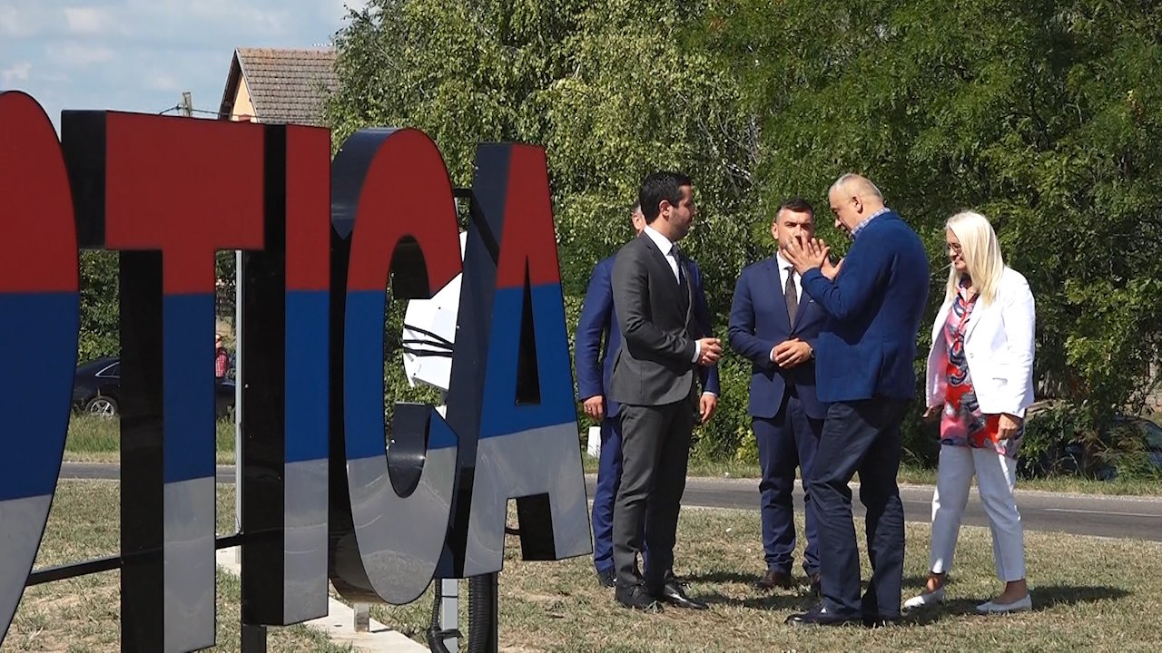 Припадници власти осудили вандалски чин уништавања натписа на мађарском