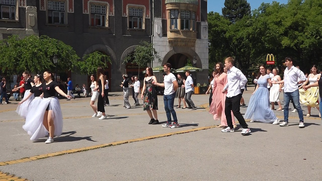 Матуранти поново заплесали у центру Суботице