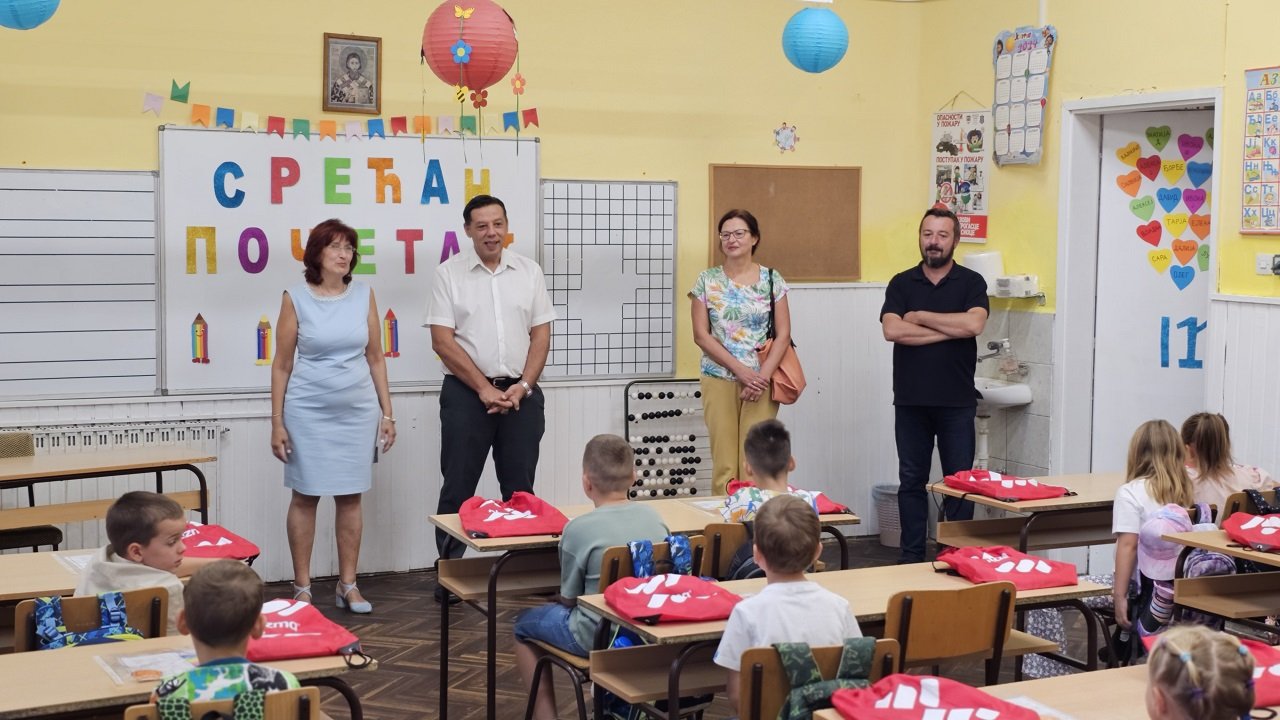 Почела нова школска година - првацима поклон пакетићи